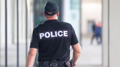 Полицай от Бургас е раздавал шамари на деца докато събирали