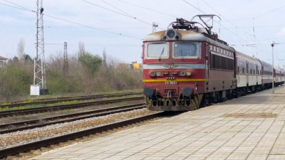 Възникнала повреда в контактната мрежа на Централна гара София затрудни