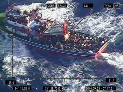Кипър спаси лодка с 300 мигранти