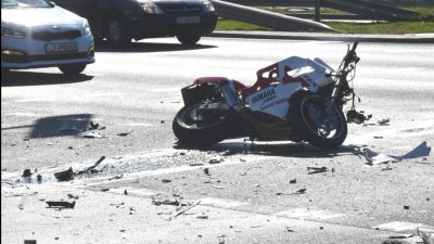Моторист се блъсна в кола на бул. "Васил Левски" в София