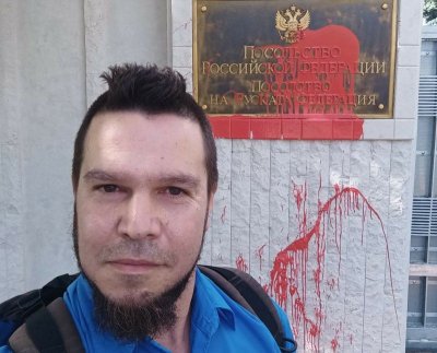 Зеленият Глиги заля Руското посолство с червена боя 