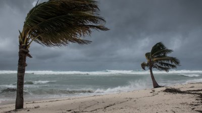 Ураганът Йън опустошава крайбрежията на американските щати Северна и Южна