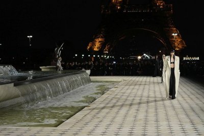 "Ив Сен Лоран" нажежи подиума в Париж