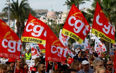 Общонационална стачка парализира транспортните услуги във Франция и затвори Айфеловата