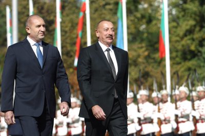 Топовни салюти посрещнаха Илхам Алиев у нас