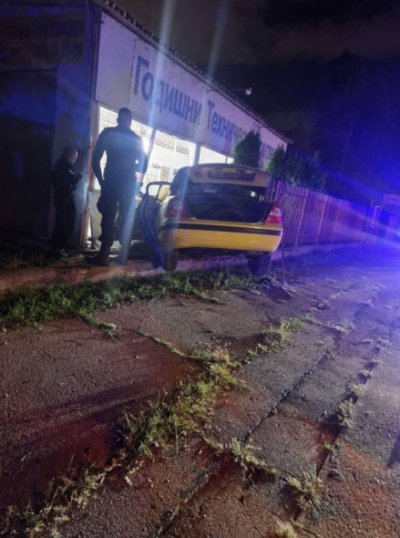 Кола с мигранти се заби в пункт за технически прегледи в София