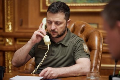 Украинският президент Володимир Зеленски проведе поредица телефонни разговори през изминалия