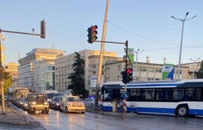 Автобус от градския транспорт във Варна се блъсна в светофар