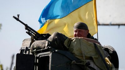 Украински войници влизат в град Лиман