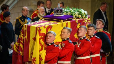 Почина 18 годишен кралски гвардеец който носи ковчега на покойната Елизабет