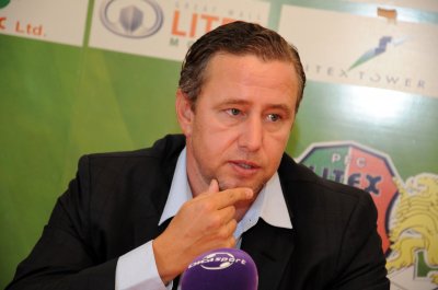 Бившият треньор и футболист на Литекс Лауренциу Регекампф се замеси