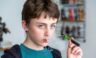 Експерти: Млади непушачи, не започвайте с електронни цигари