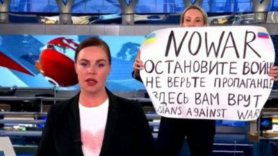 Руската телевизионна журналистка Марина Овсянникова която стана известна със своя протест