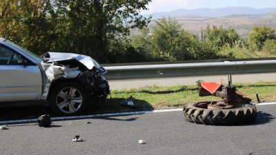 Сакатлък: Колело на трактор се откъсна в движение и се заби в кола в Благоевград (СНИМКИ)