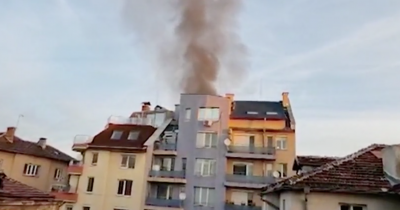 Гори стара сграда в центъра на София