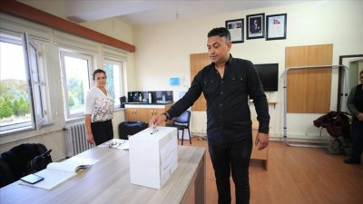 При ниска избирателна активност протича вотът в Турция въпреки че