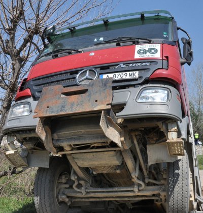 Товарен камион пропадна в изкоп в Русе  Самосвалът е дал на заден ход