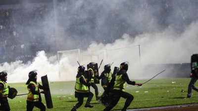Трагедия: Поне 174 са жертвите на футболен мач!
