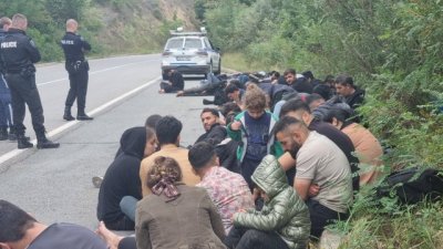 Арестуваха млад мъж за трафик на мигранти, превозвал 18 сирийци в ТИР