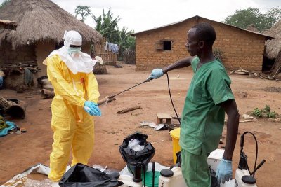 Танзанийски лекар работещ в огнището на ебола в Уганда е