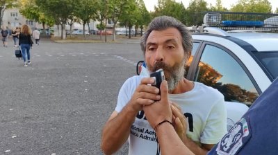 Здраво подпийнал бургазлия бе изгонен с полиция от СИК 137
