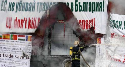 Запалиха камион в Пловдив заради пакета „Мобилност”