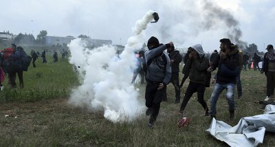 Спецотряди “успокояват” със сълзотворен газ бежанците край Солун