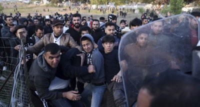 Става страшно: Мигранти и полиция се бият край Солун