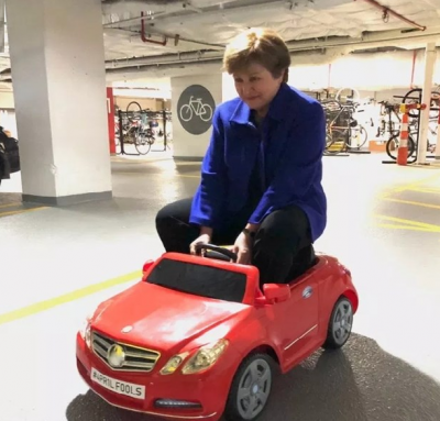 Автомобилът на Кристалина се превърна в детска кола 