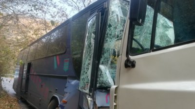 Автобус навлезе в насрещното в Пловдив, водачът загина