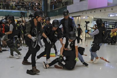 Хонконгската полиция е арестувала 29 души при сблъсъци
