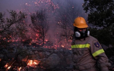 Над 40 пожарникари се борят с пожарите до Атина