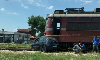 Влак отнесе кола край Стралджа