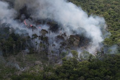 Макрон призова Г-7 за горящата Амазонка