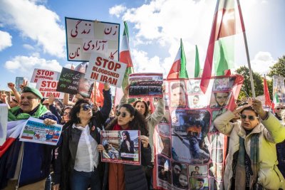 Хиляди демонстранти в Хага в подкрепа на протестите в Иран