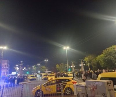След като часове наред миналата нощ таксиметрови шофьори протестираха заради смъртта на