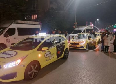 Десетки таксита блокираха Орлов мост в знак на протест след