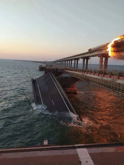 ЧРД, товарищ Путин! Взрив разцепи Кримския мост (СНИМКИ)