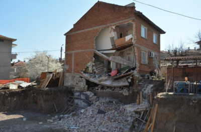 Ужас в Перник: Продадоха на млад мъж срутена къща