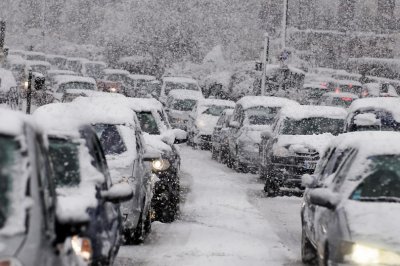 Снегът заваля, обърка трафика в Ардахан