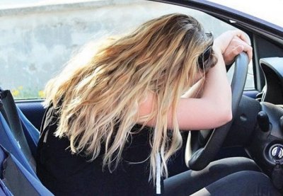 Лудост: Пияна шофьорка заспа, спътничката й пое волана