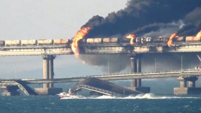 Взривяването на моста който свързва Крим с континентална Русия е