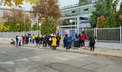 Десетки служители на Спортния тотализатор излязоха на протест пред сградата