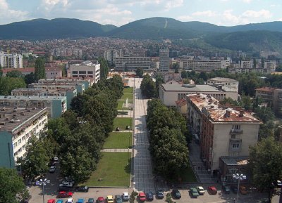 Двама работници заплашват да скочат от жилищен блок в Перник