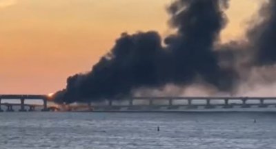 Руски водолази оценяват щетите след мощната експлозия на Кримския мост