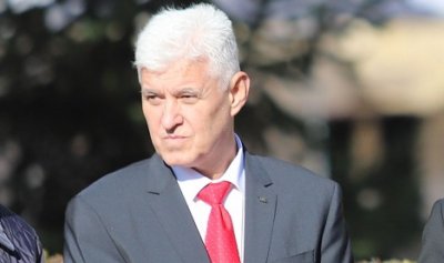 Служебният кабинет не закупува самолети той събира оферти и целта