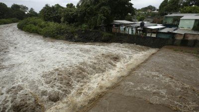 Ураганът "Джулия" уби 28 души в Централна Америка