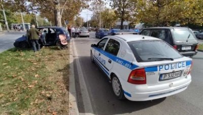 Катастрофа между два автомобила завърши с удар в дърво на оживения бул