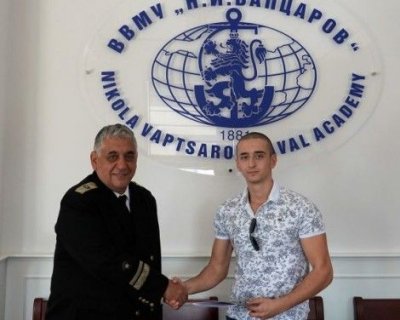 Награда и поздравления от началника на Висшето военноморско училище Никола