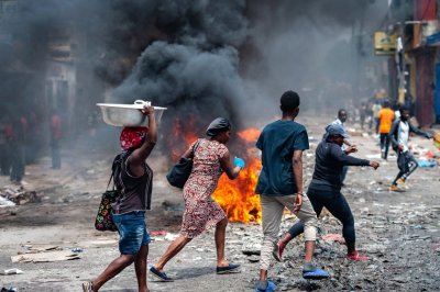 Престъпност, холера и беззаконие в Хаити, САЩ се включва с отряди за бързо реагиране